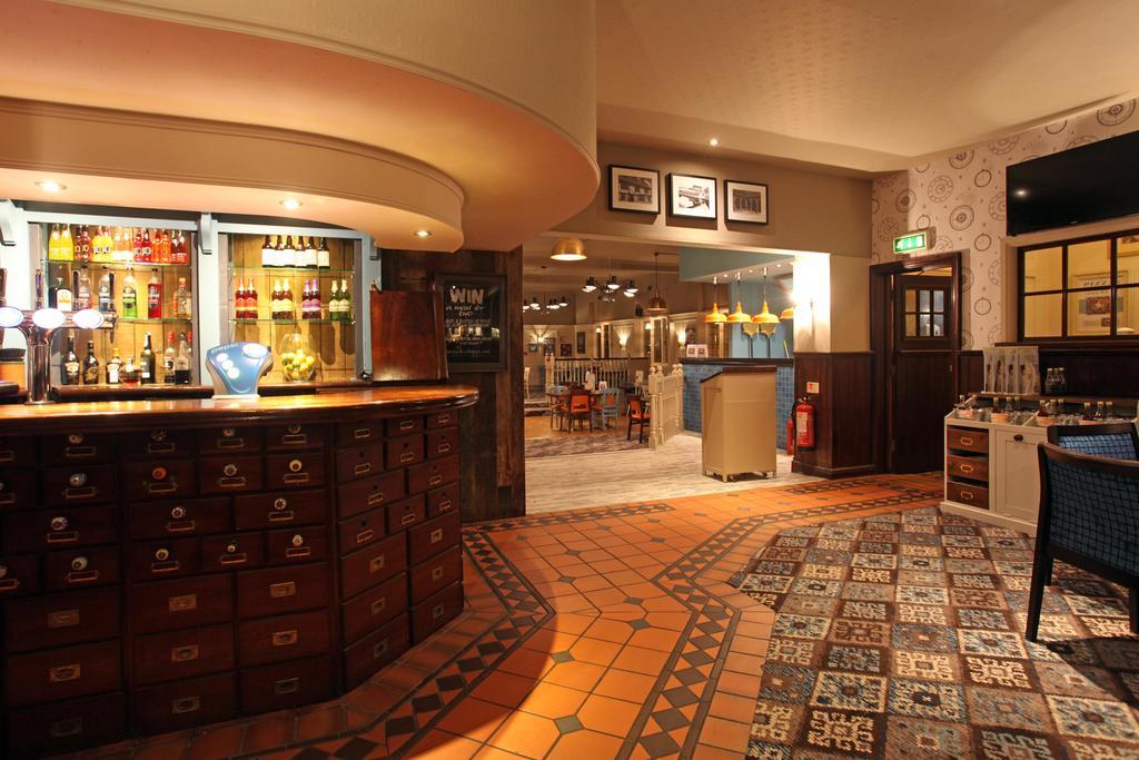 Half Moon, Sherborne By Marston'S Inns Eksteriør bilde